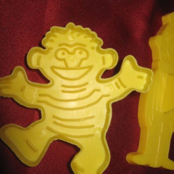 VINTAGE 1988 WILTON SET OF 4 SESAME STREET YELLOW PLASTIC COOKIE CUTTERS - Picture 4 of 11